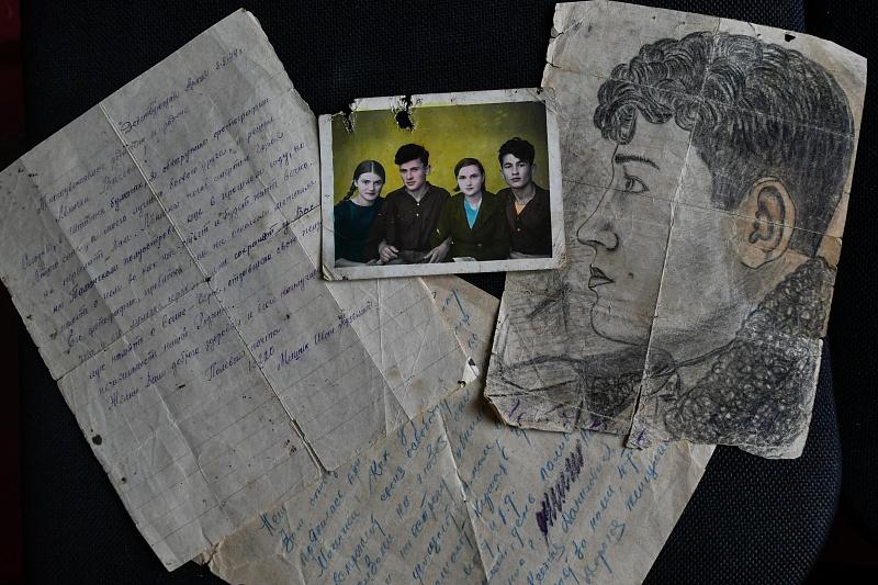 Среди личных вещей Лени Вачева, переданных родственникам после его смерти, то самое фото, пробитое роковым осколком снаряда, и карандашный портрет бойца, сделанный фронтовыми друзьями.