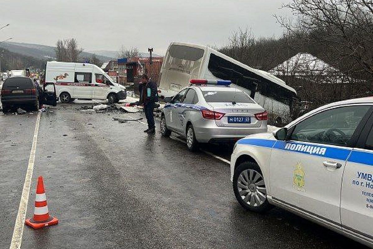 Рейсовый автобус раздавил минивэн в Краснодарском крае. Есть погибший и пострадавшие