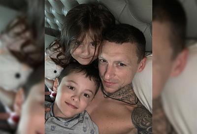 Жена хавбека «Краснодара» Мамаева опубликовала трогательное фото мужа с детьми