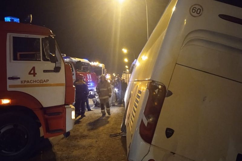 Водитель автобуса объезжал пробку по обочине и съехал в кювет в Краснодаре