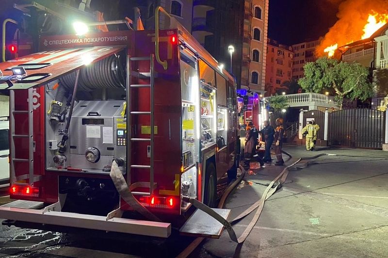 Горела кровля: на Курортном проспекте Сочи ночью потушили крупный пожар