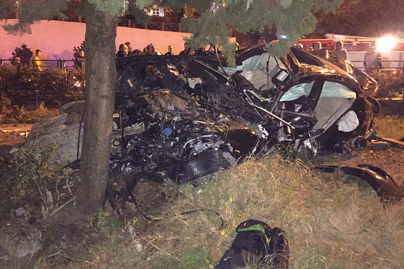 В Сочи 16-летний водитель «Мерседеса» врезался в дерево и погиб. Двое несовершеннолетних пассажиров госпитализированы