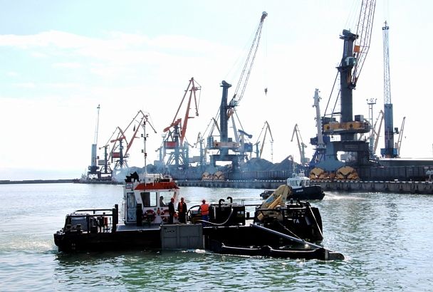 Туапсинский торговый порт заявил о непричастности к утечке нефти и загрязнению моря