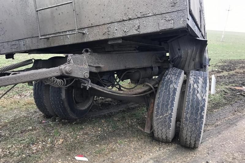 В Краснодарском крае 20-летний водитель на «встречке» влетел в КамАЗ, двое пострадали
