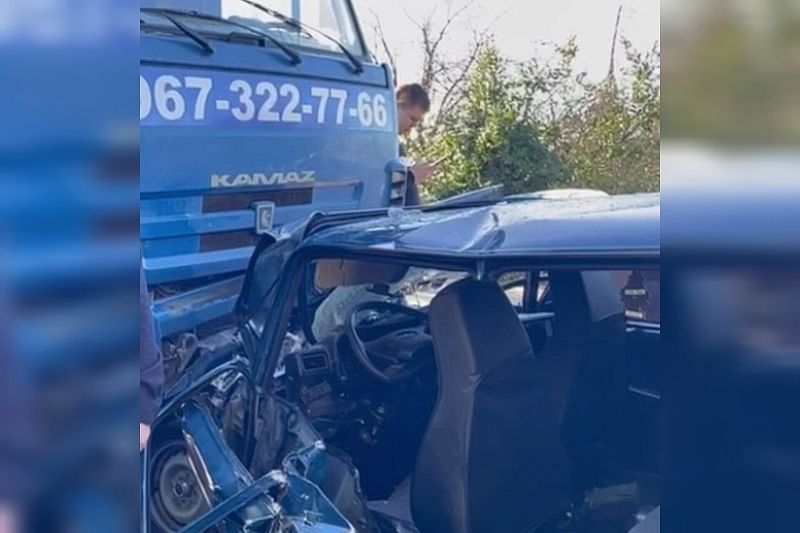 Водитель ВАЗа погиб при лобовом столкновении с КамАЗом в Сочи