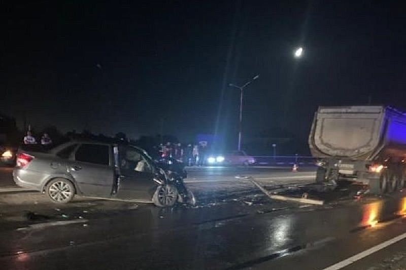 В Адыгее 20-летний водитель «Лады» врезался в грузовик и погиб. Еще двое пострадали