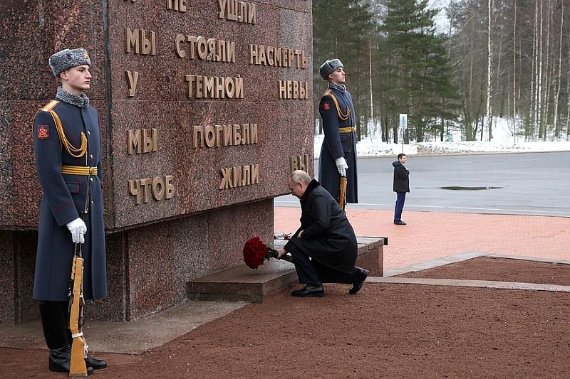 Путин возложил цветы к памятнику «Рубежный камень» на «Невском пятачке»