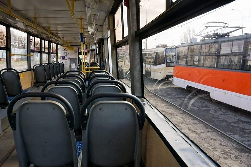 В Краснодаре подростки избили кондуктора трамвая, забрали у него телефон и деньги