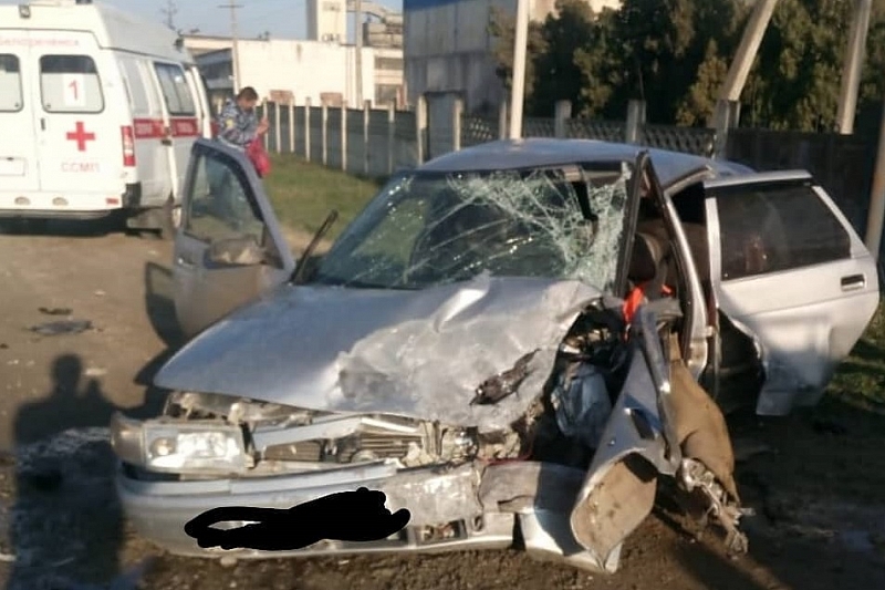 В Краснодарском крае в жестком ДТП пострадали водители двух ВАЗов