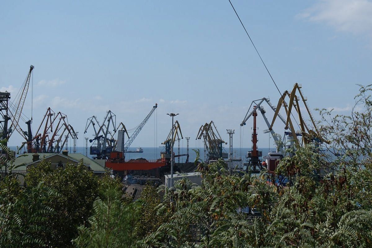 Два иностранных гражданских судна повреждены при ночной атаке БПЛА на порт Туапсе