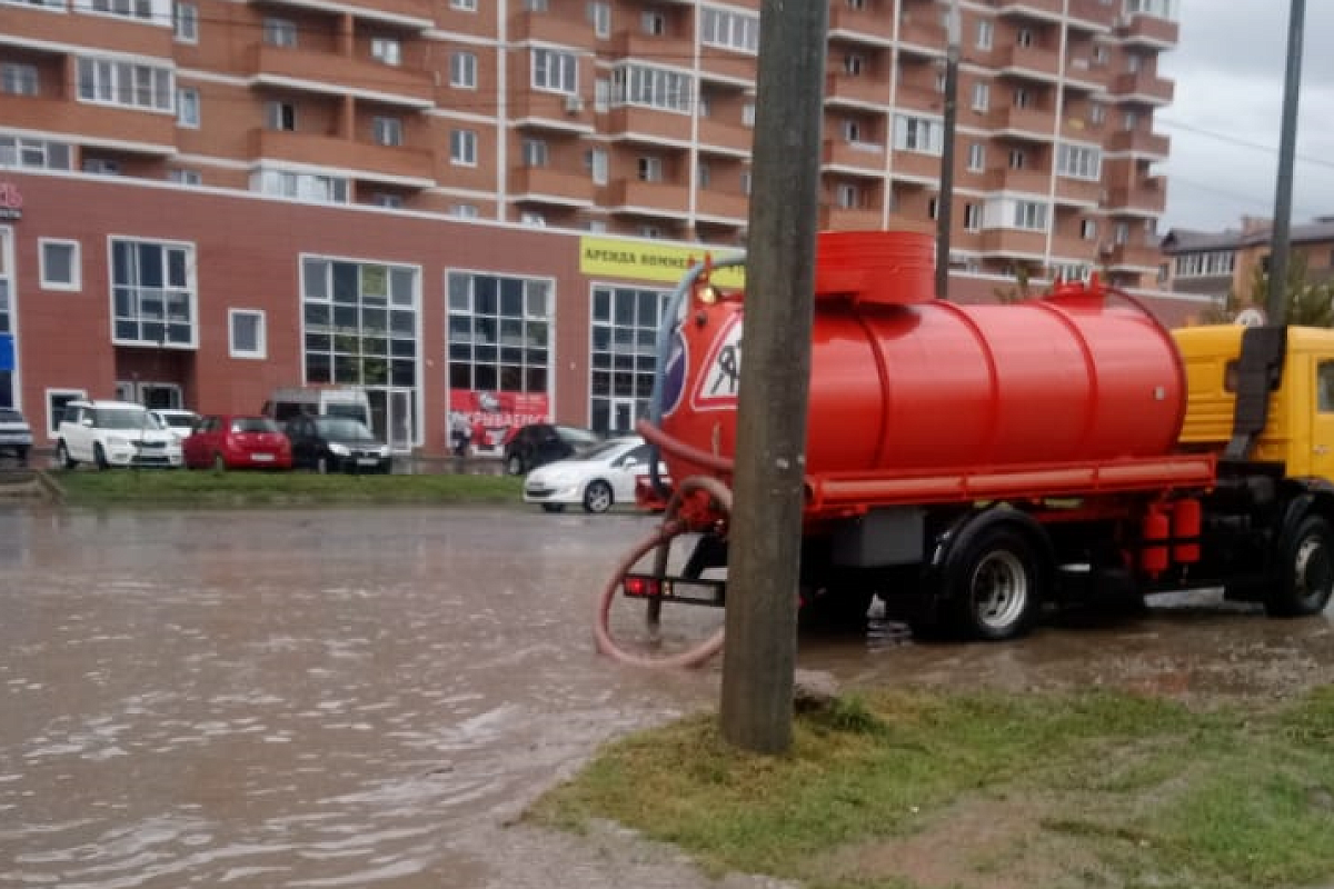 В Краснодаре спецтехника ликвидирует несколько подтоплений из-за сильного дождя 