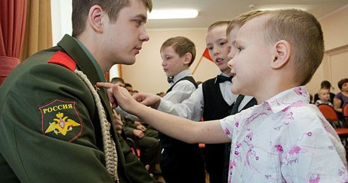 Мечтает стать военным. Дети военнослужащих. Военный с ребенком. Встреча с военными в детском саду. Военный детский сад.
