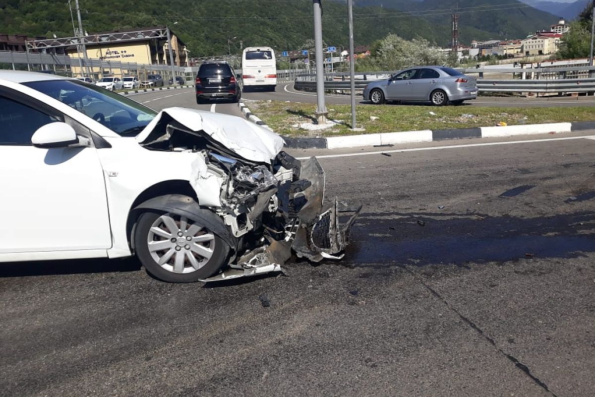 В Сочи в ДТП пострадали шесть человек, трое из них дети