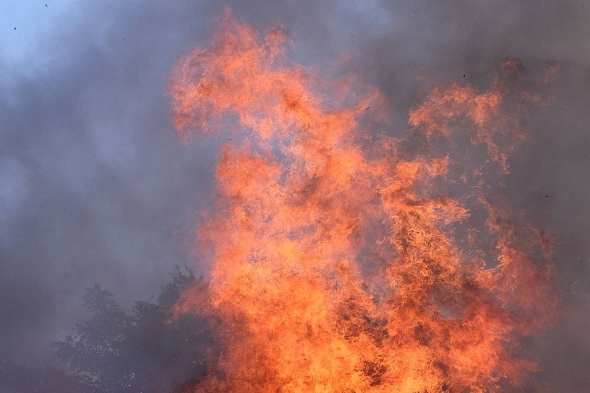 Пожар вспыхнул на территории НПЗ в Северском районе из-за падения обломков БПЛА: возгорание ликвидировано
