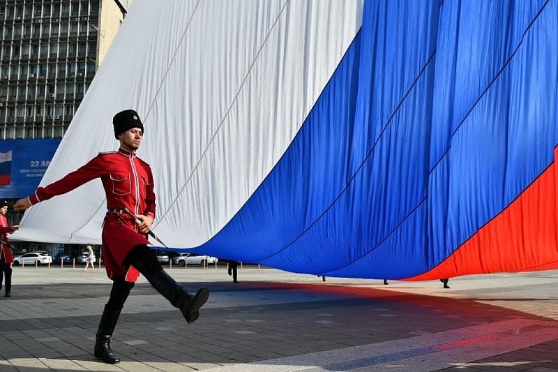 Евгений Наумов и Вера Галушко поздравили краснодарцев с Днем Государственного флага Российской Федерации