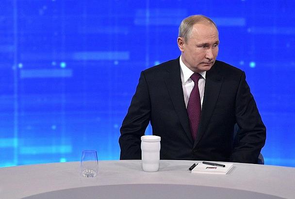Путин рассказал, когда чиновники в России будут получать как рядовые работники