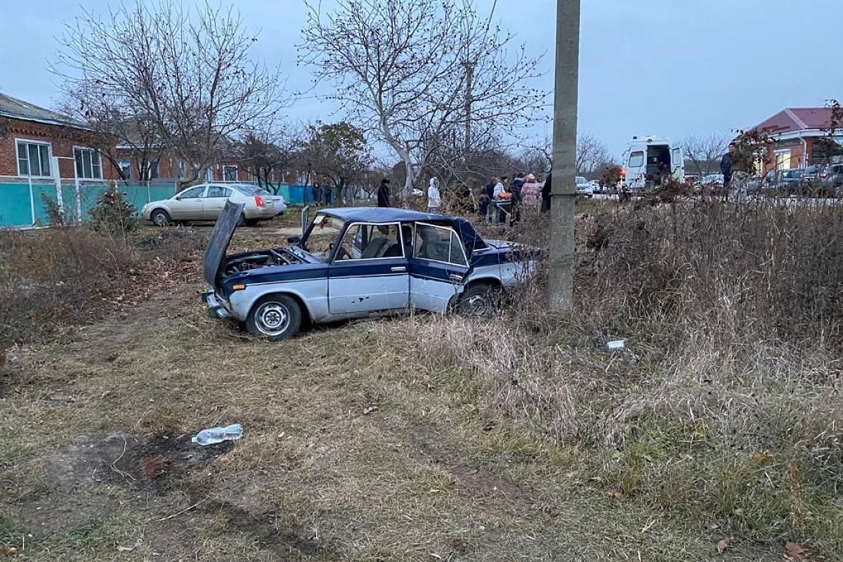 Пьяный водитель на ВАЗ-2106 съехал с дороги и опрокинулся. Двое детей госпитализированы