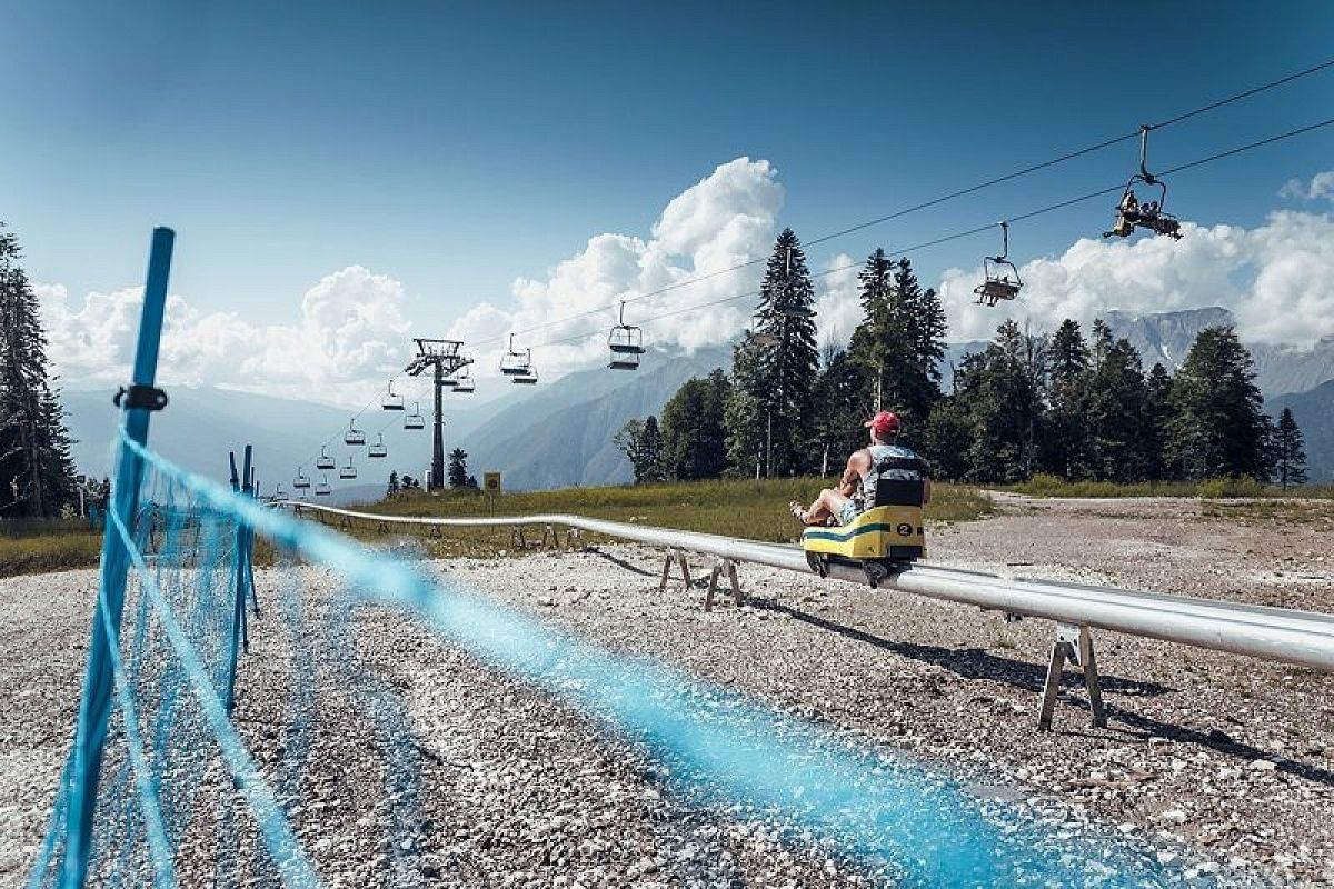 В горах Сочи заработал первый в России монорельсовый родельбан