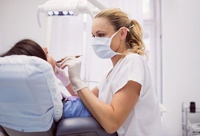 Ни рубля не потратите: кому полагается бесплатное протезирование зубов?
