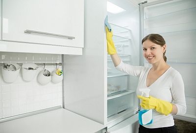 Враг не пройдет: как правильно мыть холодильник, не оставив ни единого шанса опасным бактериям
