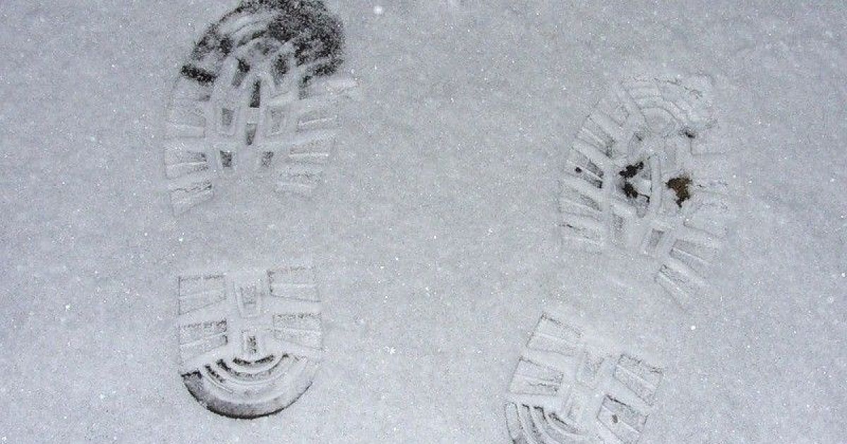 Вещественные следы. След подошвы в криминалистике. Следы на снегу. Отпечаток обуви криминалистика. Следы ботинок на снегу.