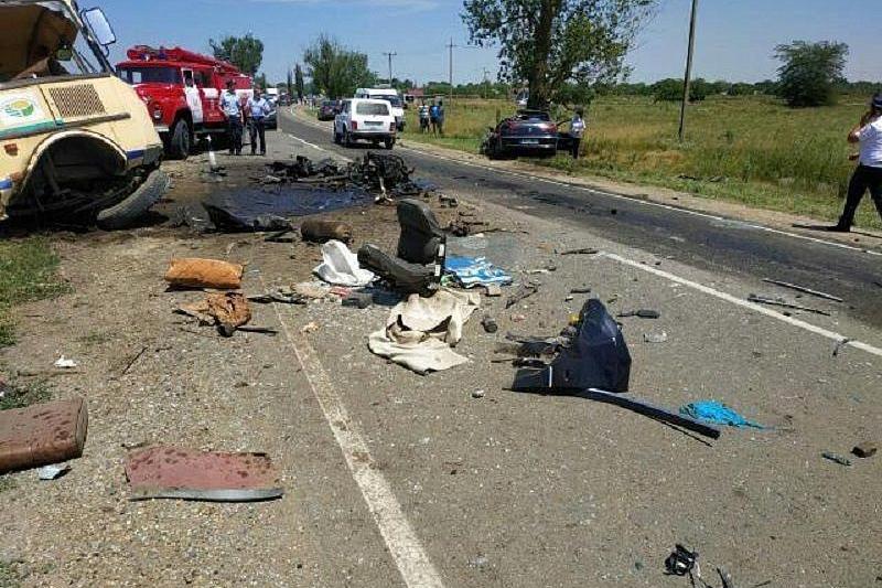 В Краснодарском крае в страшной аварии с автобусом и легковушкой погиб мужчина, 2 пострадали