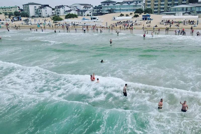 Море штормит: в Анапе запретили купание на всех пляжах