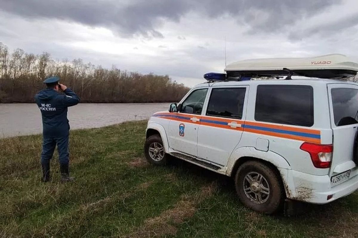 В Адыгее возобновили поиски 10-летнего мальчика из упавшего в реку внедорожника