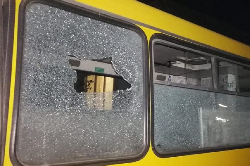 В Краснодаре неизвестный расстрелял из пневматического оружия два автобуса и автомобиль
