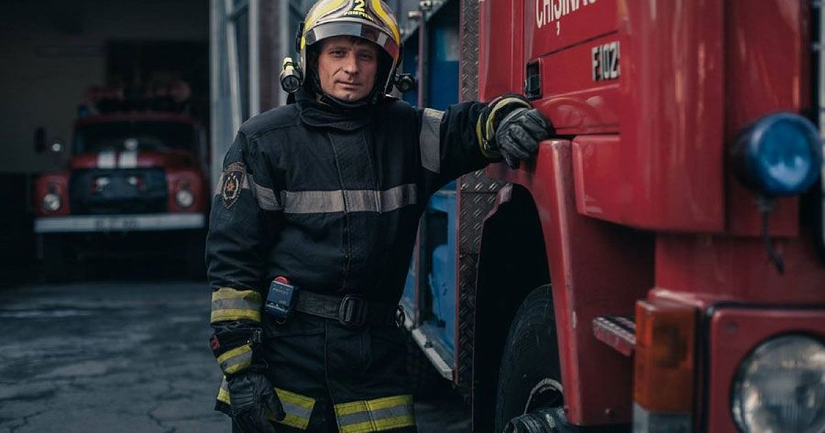 Пожарник википедия. Пожарный. Пожарная охрана. Профессия пожарный. Пожарные и спасатели.