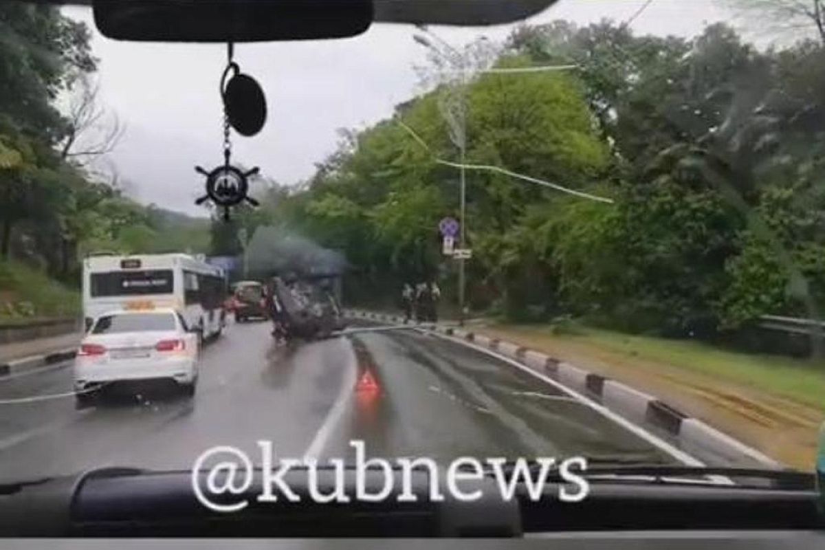 На Курортном проспекте в Сочи ночью перевернулась иномарка