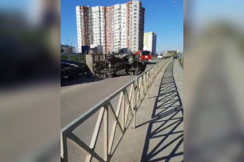 В Краснодаре «Газель» опрокинулась после столкновения с автовозом