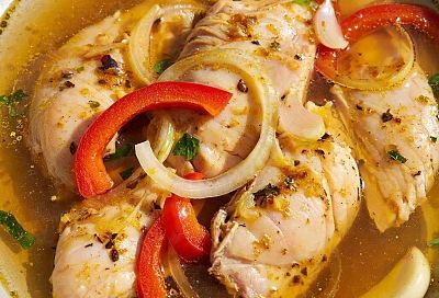 Курица, запеченная с овощами и рисом, под кисло-сладким соусом — это настоящее кулинарное путешествие в мир азиатской кухни