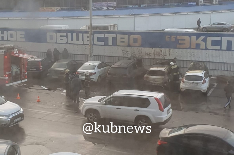 В центре Краснодара сгорели три автомобиля