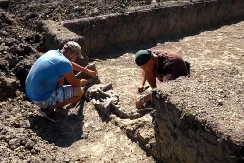 В Крымском районе археологи нашли два древних захоронения и кувшин