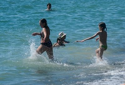 Температура воды в Черном море на побережье Краснодарского края будет комфортной до октября