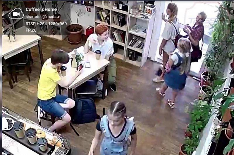 В Краснодаре полиция ищет школьниц, укравших из кафе бокс для пожертвований приюту животных