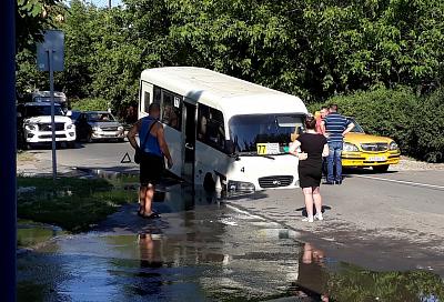 В Ростовской области автобус провалился под землю