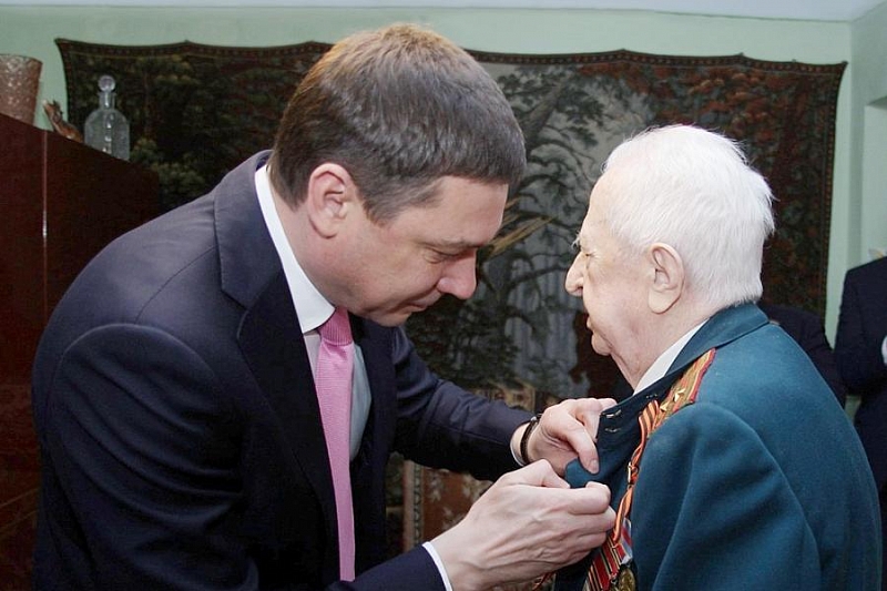 Мэр вручил знак Почетного гражданина Краснодара участнику Великой Отечественной войны Юрию Кокорину