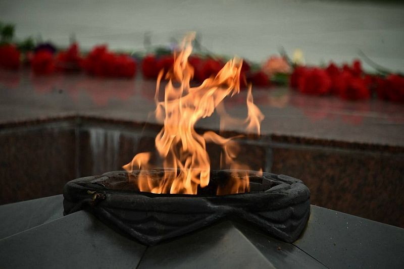 Губернатор Кубани Вениамин Кондратьев возложил венки к Вечному огню на площади Памяти Героев