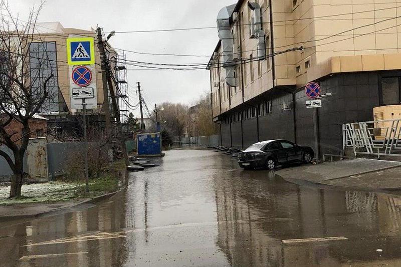 Движение по подтопленным улицам Краснодара утром 16 января затруднено