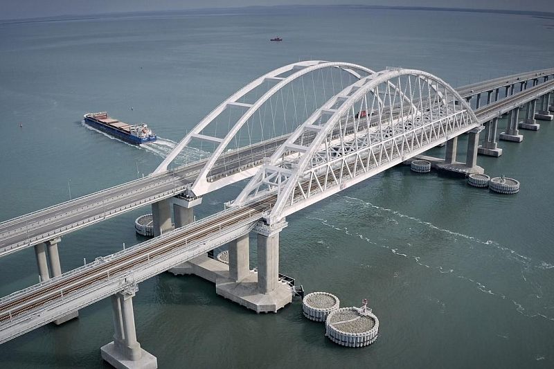 Подсветка в цвета российского флага появилась на Крымском мосту