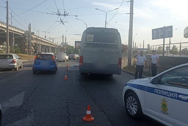 Женщина погибла под колесами автобуса в Краснодаре