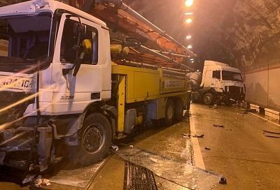 2 грузовика и 3 легковушки: шесть человек пострадали в массовом ДТП в тоннеле под Сочи