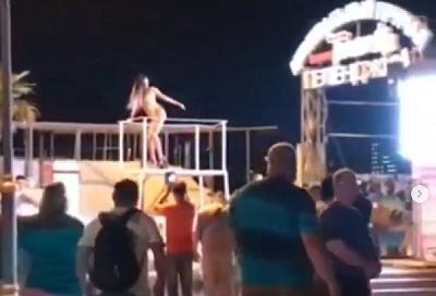 Власти Геленджика прокомментировали откровенные танцы на набережной курорта