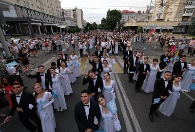 Губернаторский бал в Краснодаре стартовал с торжественного шествия выпускников