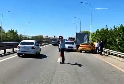 Смертельное ДТП под Краснодаром: легковушка сбила дорожных рабочих и врезалась в «Газель»
