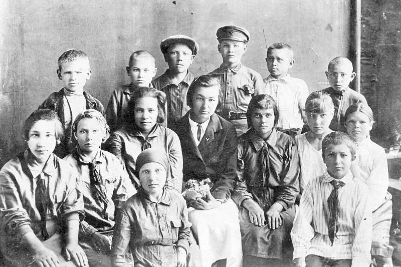 Среди расстрелянных фашистами была учитель местной школы Ситя Афиногеновна Куколева (на снимке – в центре нижнего ряда вместе с учениками).