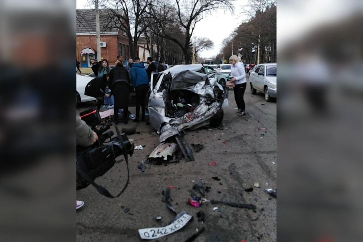 В массовом ДТП с участием девяти автомобилей пострадали три человека