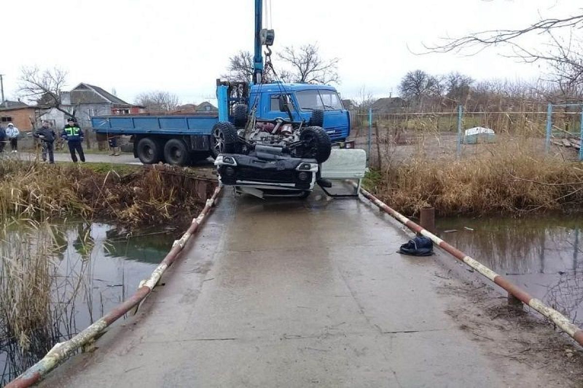 В Краснодарском крае водитель на «Ладе» опрокинулся в канал с водой. Он погиб